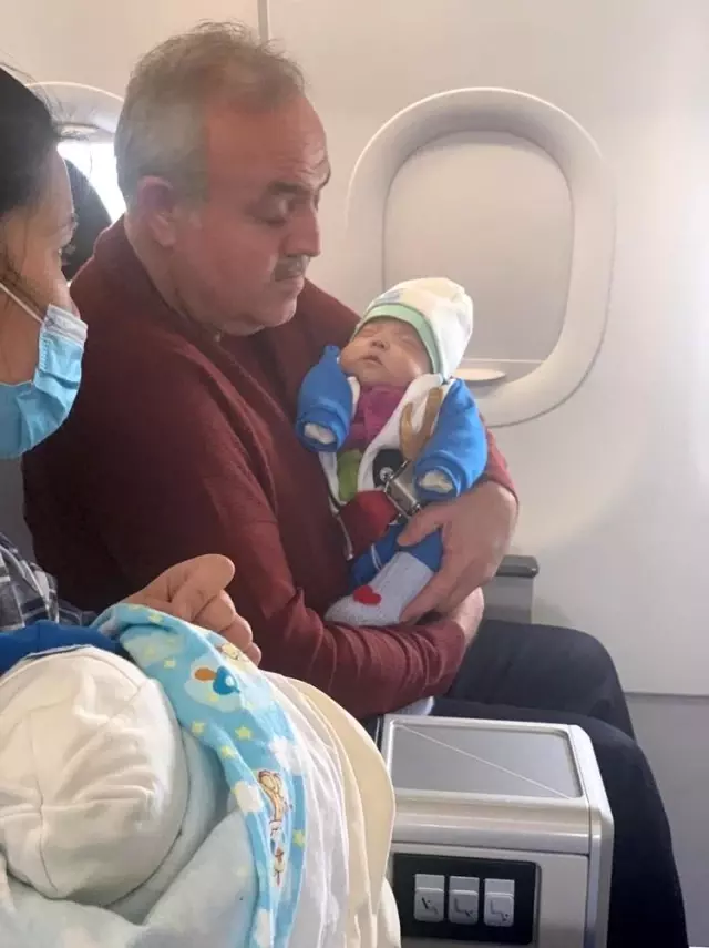 Uçakta kalp krizi geçiren bebek yolcunun hayatını AK Parti milletvekili kurtardı