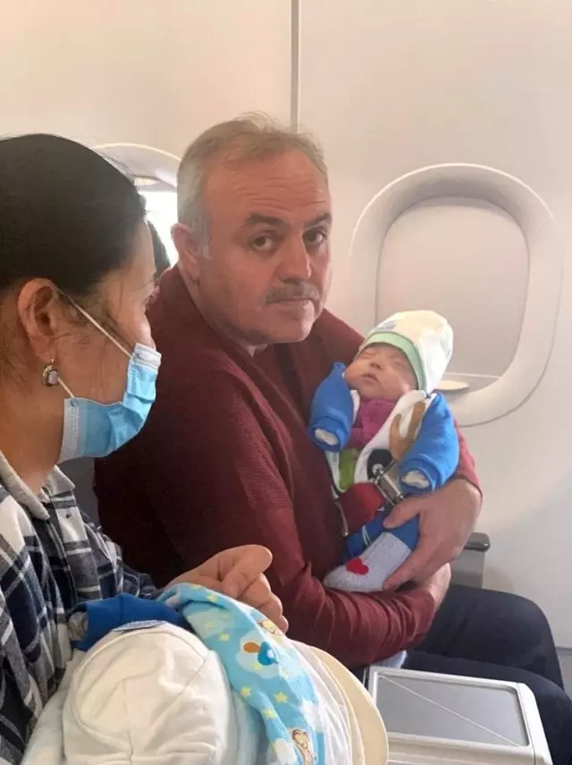 Uçakta kalp krizi geçiren bebek yolcunun hayatını AK Parti milletvekili kurtardı