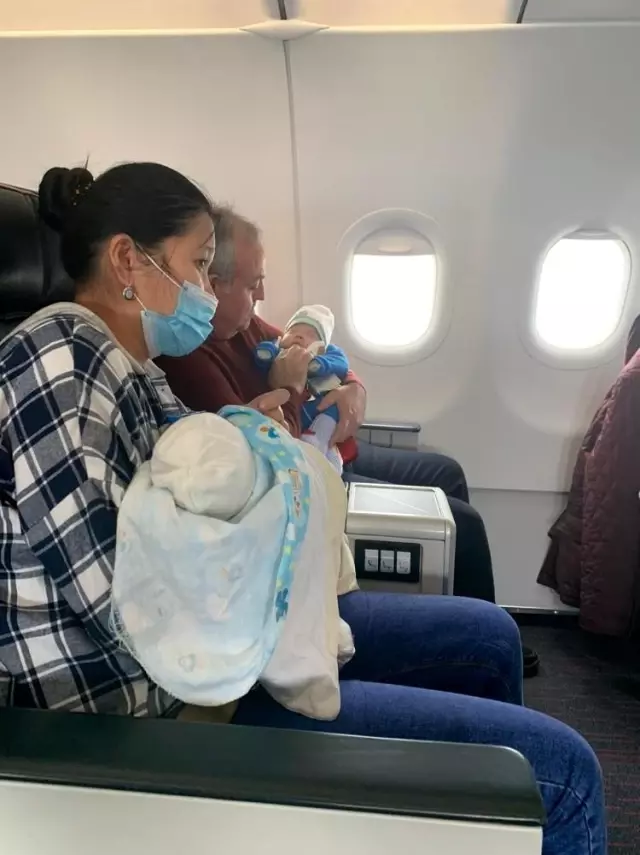 Uçakta kalp krizi geçiren bebek yolcunun hayatını AK Parti milletvekili kurtardı