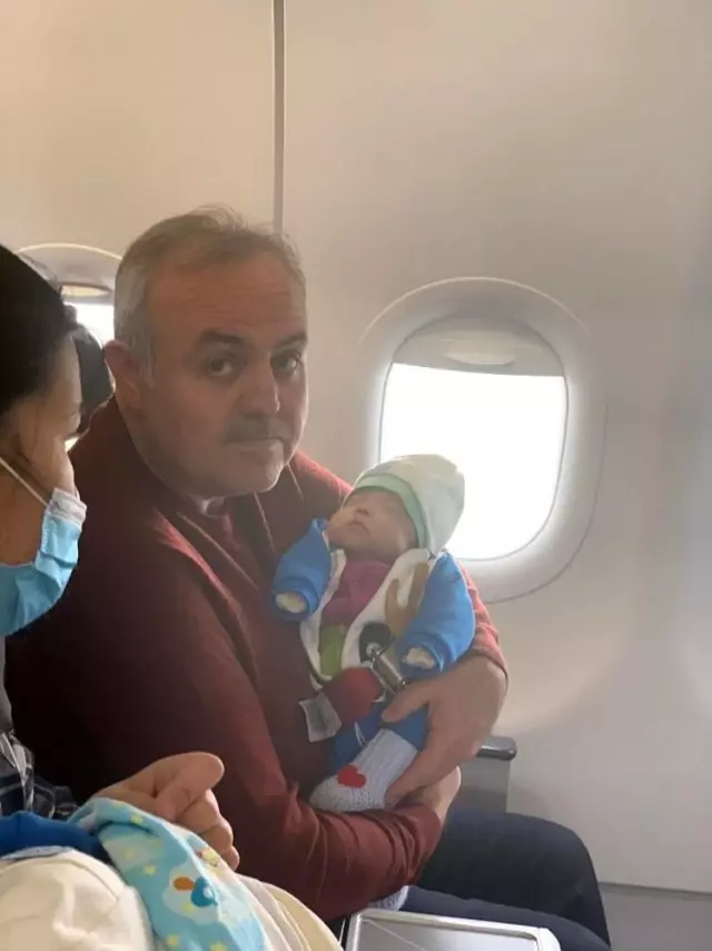 Uçakta kalp krizi geçiren bebek yolcunun hayatını AK Parti milletvekili kurtardı
