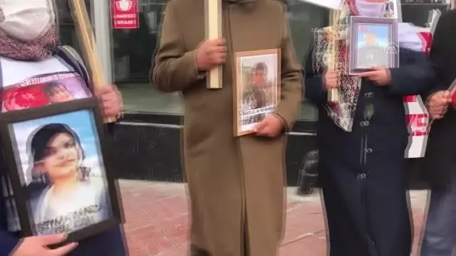Vanlı aileler çocuklarına kavuşmak için HDP İl Başkanlığı önünde eylem yaptı Vanlı aileler çocuklarına kavuşmak için HDP İl Başkanlığı önünde eylem yaptı