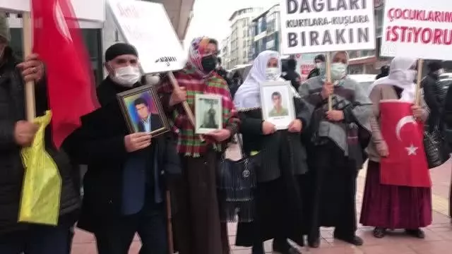 Vanlı aileler çocuklarına kavuşmak için HDP İl Başkanlığı önünde eylem yaptı Vanlı aileler çocuklarına kavuşmak için HDP İl Başkanlığı önünde eylem yaptı