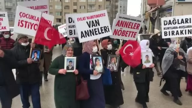 Vanlı aileler çocuklarına kavuşmak için HDP İl Başkanlığı önünde eylem yaptı Vanlı aileler çocuklarına kavuşmak için HDP İl Başkanlığı önünde eylem yaptı