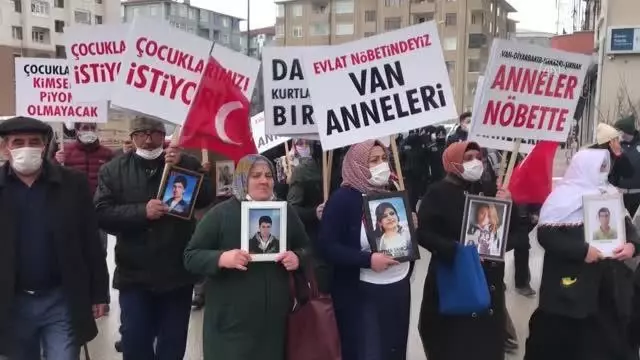 Vanlı aileler çocuklarına kavuşmak için HDP İl Başkanlığı önünde eylem yaptı Vanlı aileler çocuklarına kavuşmak için HDP İl Başkanlığı önünde eylem yaptı