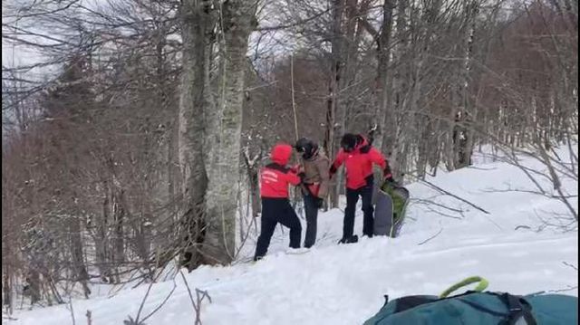yamac parasutu yaparken agacta asili kaldi o 14006928 o