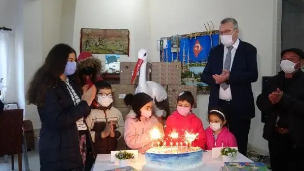 BURSA Yaren Leylek'in 10'uncu gelişi pastayla kutlandı BURSA Yaren Leylek'in 10'uncu gelişi pastayla kutlandı