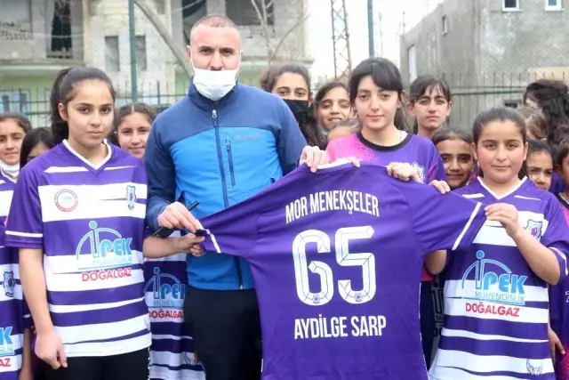 Yılın en iyi kadın sanatçısı Aydilge'nin ödülü Vanlı kızlara Yılın en iyi kadın sanatçısı Aydilge'nin ödülü Vanlı kızlara