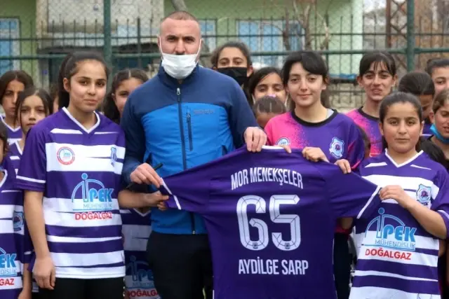 Yılın en iyi kadın sanatçısı Aydilge'nin ödülü Vanlı kızlara Yılın en iyi kadın sanatçısı Aydilge'nin ödülü Vanlı kızlara