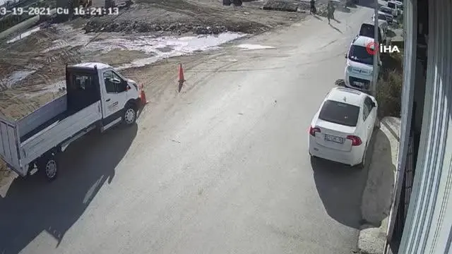 15 yaşındaki çocuk drift yaparken kalabalığın arasına böyle daldı: 3 yaralı 15 yaşındaki çocuk drift yaparken kalabalığın arasına böyle daldı: 3 yaralı