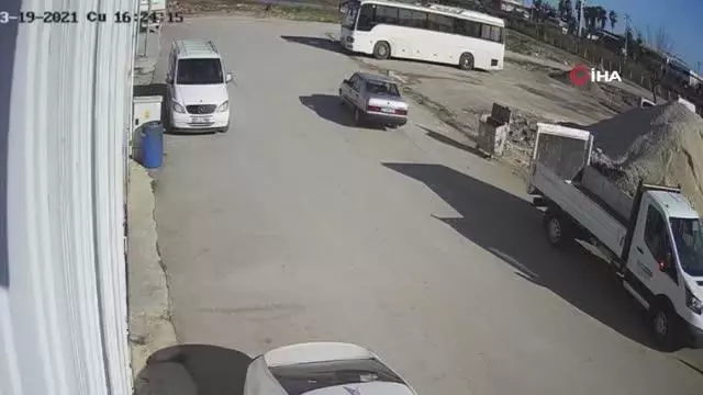 15 yaşındaki çocuk drift yaparken kalabalığın arasına böyle daldı: 3 yaralı 15 yaşındaki çocuk drift yaparken kalabalığın arasına böyle daldı: 3 yaralı