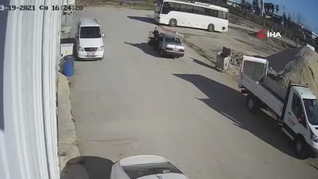 15 yaşındaki çocuk drift yaparken kalabalığın arasına böyle daldı: 3 yaralı 15 yaşındaki çocuk drift yaparken kalabalığın arasına böyle daldı: 3 yaralı