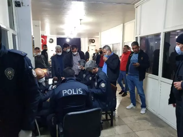 Son dakika! Adana'da kahvehaneye baskın: Güvenlik kamerasından polisleri gören şüpheliler binanın terasına saklandı Son dakika! Adana'da kahvehaneye baskın: Güvenlik kamerasından polisleri gören şüpheliler binanın terasına saklandı