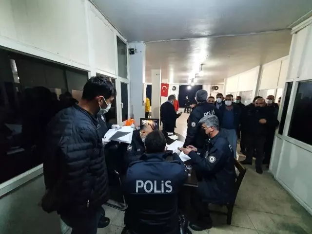 Son dakika! Adana'da kahvehaneye baskın: Güvenlik kamerasından polisleri gören şüpheliler binanın terasına saklandı Son dakika! Adana'da kahvehaneye baskın: Güvenlik kamerasından polisleri gören şüpheliler binanın terasına saklandı