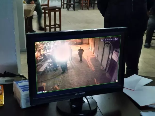 Son dakika! Adana'da kahvehaneye baskın: Güvenlik kamerasından polisleri gören şüpheliler binanın terasına saklandı Son dakika! Adana'da kahvehaneye baskın: Güvenlik kamerasından polisleri gören şüpheliler binanın terasına saklandı