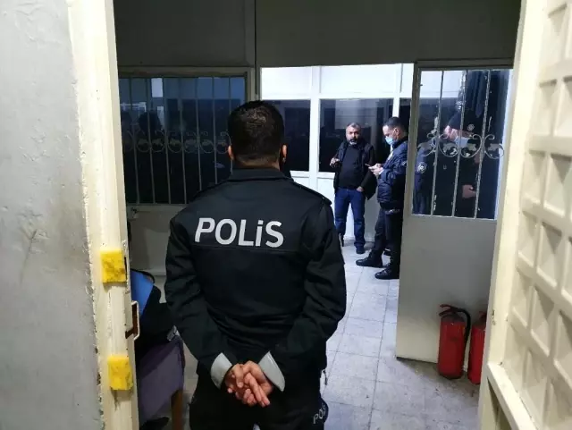 Son dakika! Adana'da kahvehaneye baskın: Güvenlik kamerasından polisleri gören şüpheliler binanın terasına saklandı Son dakika! Adana'da kahvehaneye baskın: Güvenlik kamerasından polisleri gören şüpheliler binanın terasına saklandı