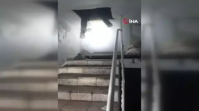 Son dakika! Adana'da kahvehaneye baskın: Güvenlik kamerasından polisleri gören şüpheliler binanın terasına saklandı Son dakika! Adana'da kahvehaneye baskın: Güvenlik kamerasından polisleri gören şüpheliler binanın terasına saklandı