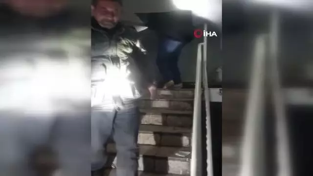 Son dakika! Adana'da kahvehaneye baskın: Güvenlik kamerasından polisleri gören şüpheliler binanın terasına saklandı Son dakika! Adana'da kahvehaneye baskın: Güvenlik kamerasından polisleri gören şüpheliler binanın terasına saklandı
