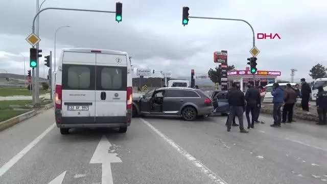 Son dakika haberi! AFYONKARAHİSAR Sandıklı'da zincirleme kaza