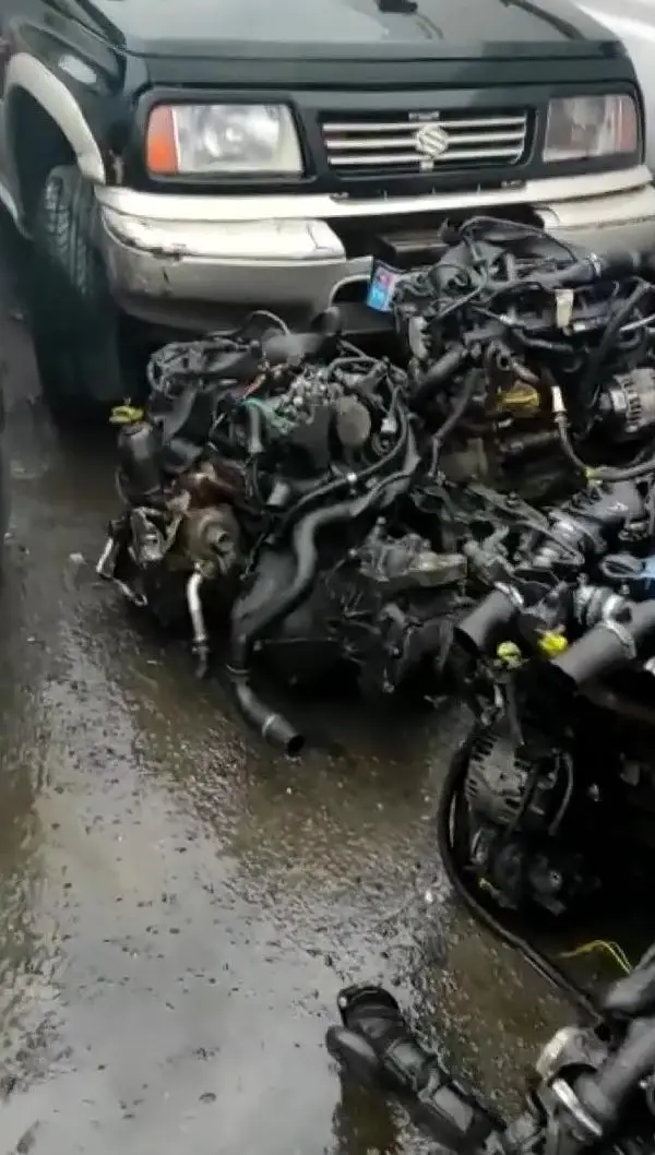 ATAŞEHİR'DE KAÇAK VE ÇALINTI OTOMOBİL MOTORLARI ELE GEÇİRİLDİ ATAŞEHİR'DE KAÇAK VE ÇALINTI OTOMOBİL MOTORLARI ELE GEÇİRİLDİ