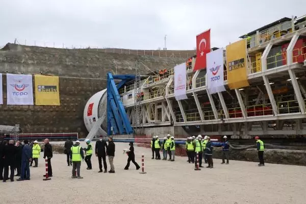 İzmir-Afyonkarahisar-Ankara YHT Projesi Eşme-Salihli Kesimi T1 Tüneli için kazı çalışmaları başladı İzmir-Afyonkarahisar-Ankara YHT Projesi Eşme-Salihli Kesimi T1 Tüneli için kazı çalışmaları başladı