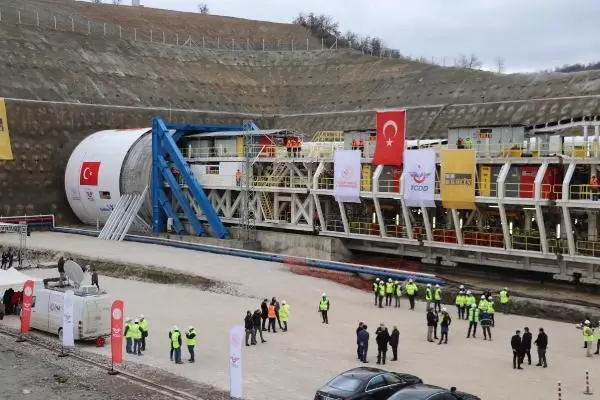 İzmir-Afyonkarahisar-Ankara YHT Projesi Eşme-Salihli Kesimi T1 Tüneli için kazı çalışmaları başladı İzmir-Afyonkarahisar-Ankara YHT Projesi Eşme-Salihli Kesimi T1 Tüneli için kazı çalışmaları başladı
