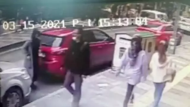 Bir kadının cüzdanını çalan 2 kişi tutuklandı Bir kadının cüzdanını çalan 2 kişi tutuklandı