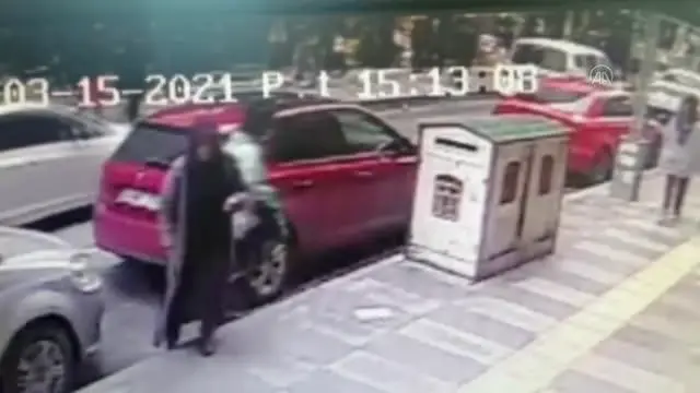 Bir kadının cüzdanını çalan 2 kişi tutuklandı Bir kadının cüzdanını çalan 2 kişi tutuklandı