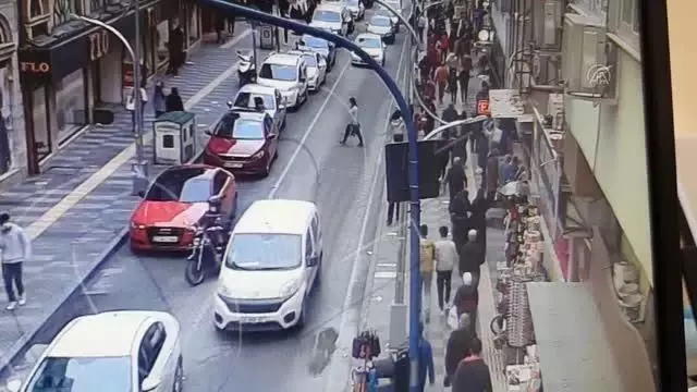 Bir kadının cüzdanını çalan 2 kişi tutuklandı Bir kadının cüzdanını çalan 2 kişi tutuklandı