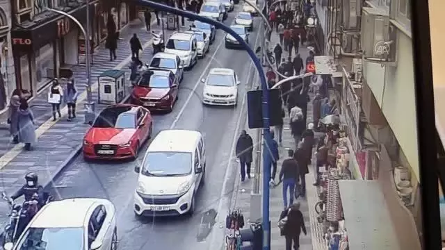 Bir kadının cüzdanını çalan 2 kişi tutuklandı Bir kadının cüzdanını çalan 2 kişi tutuklandı