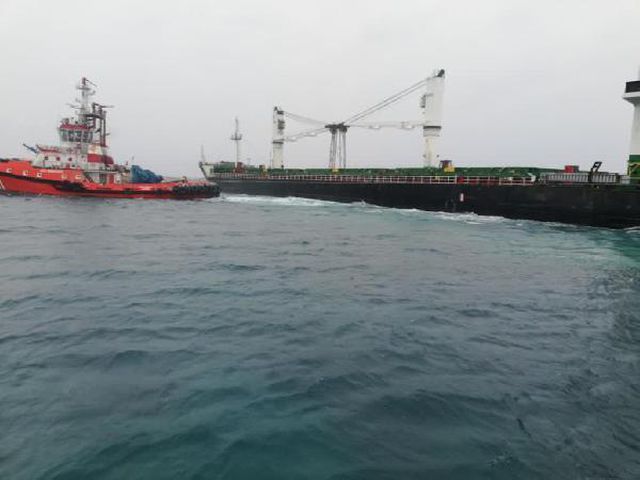 bozcaada aciklarinda karaya oturan kum yuklu 14008456 o