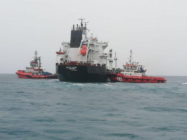 bozcaada aciklarinda karaya oturan kum yuklu 2 14008456 o