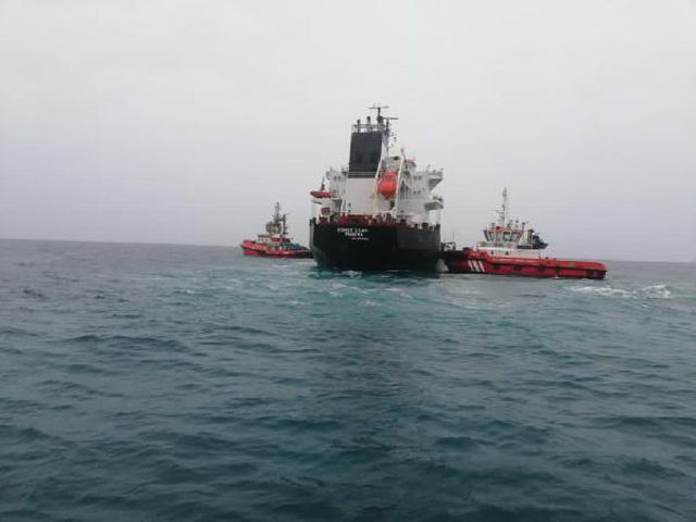 bozcaada aciklarinda karaya oturan kum yuklu 3 14008456 o