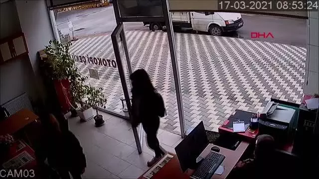 Erkek arkadaşı tarafından boğazı kesilerek öldürülen genç kızın son görüntüleri ortaya çıktı Erkek arkadaşı tarafından boğazı kesilerek öldürülen genç kızın son görüntüleri ortaya çıktı