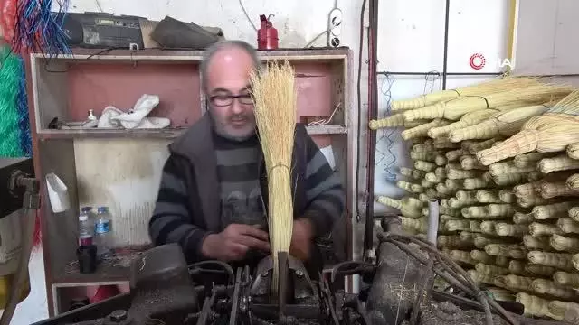 - Çalı süpürgesi imalatıyla teknolojiye direniyor - Çalı süpürgesi imalatıyla teknolojiye direniyor