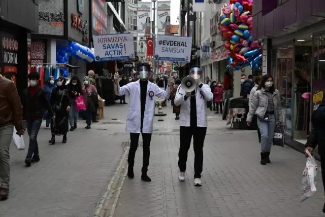 Çok yüksek riskli Samsun'da tıp öğrencileri sokağa indi, megafonla halkı uyardı Çok yüksek riskli Samsun'da tıp öğrencileri sokağa indi, megafonla halkı uyardı
