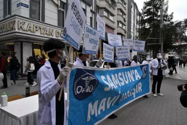 Çok yüksek riskli Samsun'da tıp öğrencileri sokağa indi, megafonla halkı uyardı Çok yüksek riskli Samsun'da tıp öğrencileri sokağa indi, megafonla halkı uyardı