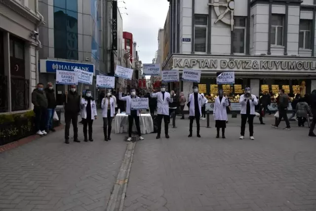 Çok yüksek riskli Samsun'da tıp öğrencileri sokağa indi, megafonla halkı uyardı Çok yüksek riskli Samsun'da tıp öğrencileri sokağa indi, megafonla halkı uyardı
