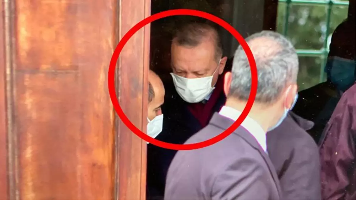 Cuma namazı sonrası Cumhurbaşkanı Erdoğan ve Melih Bulu'nın koyu sohbeti objektiflere yansıdı