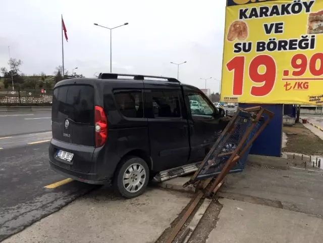 Direksiyon hakimiyetini kaybeden araç market deposuna girdi