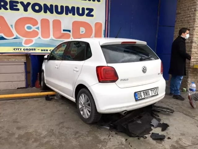Direksiyon hakimiyetini kaybeden araç market deposuna girdi