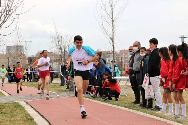 Doğu ve Güneydoğu'dan 265 atlet Elazığ'da yarıştı Doğu ve Güneydoğu'dan 265 atlet Elazığ'da yarıştı