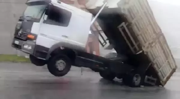 ESENYURT'TA YÜKÜ ARKAYA KAYAN KAMYON ŞAHA KALKTI ESENYURT'TA YÜKÜ ARKAYA KAYAN KAMYON ŞAHA KALKTI