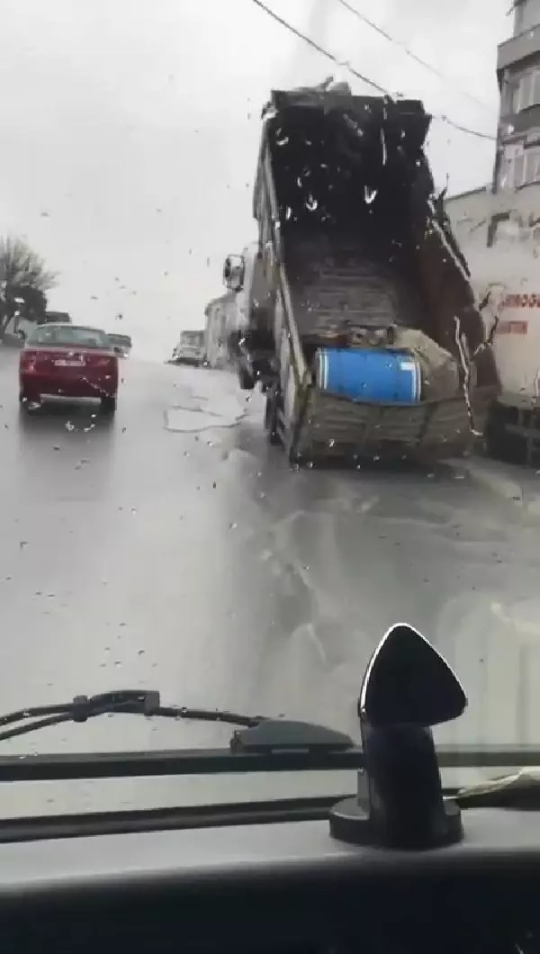 ESENYURT'TA YÜKÜ ARKAYA KAYAN KAMYON ŞAHA KALKTI ESENYURT'TA YÜKÜ ARKAYA KAYAN KAMYON ŞAHA KALKTI