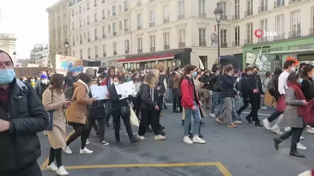 Son dakika haber... Fransa'da çevreci öğrencilerden küreselleşme karşıtı protesto Son dakika haber... Fransa'da çevreci öğrencilerden küreselleşme karşıtı protesto