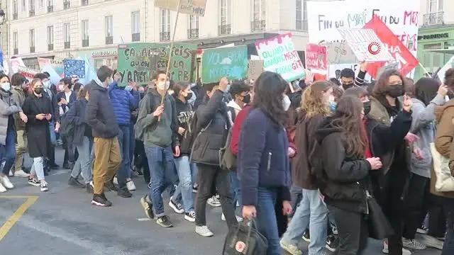 Son dakika haber... Fransa'da çevreci öğrencilerden küreselleşme karşıtı protesto Son dakika haber... Fransa'da çevreci öğrencilerden küreselleşme karşıtı protesto