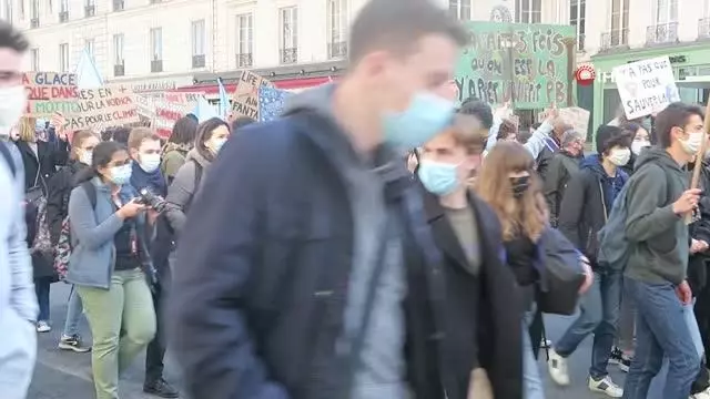 Son dakika haber... Fransa'da çevreci öğrencilerden küreselleşme karşıtı protesto Son dakika haber... Fransa'da çevreci öğrencilerden küreselleşme karşıtı protesto