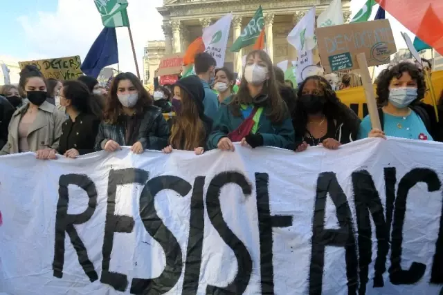 Son dakika haber... Fransa'da çevreci öğrencilerden küreselleşme karşıtı protesto Son dakika haber... Fransa'da çevreci öğrencilerden küreselleşme karşıtı protesto