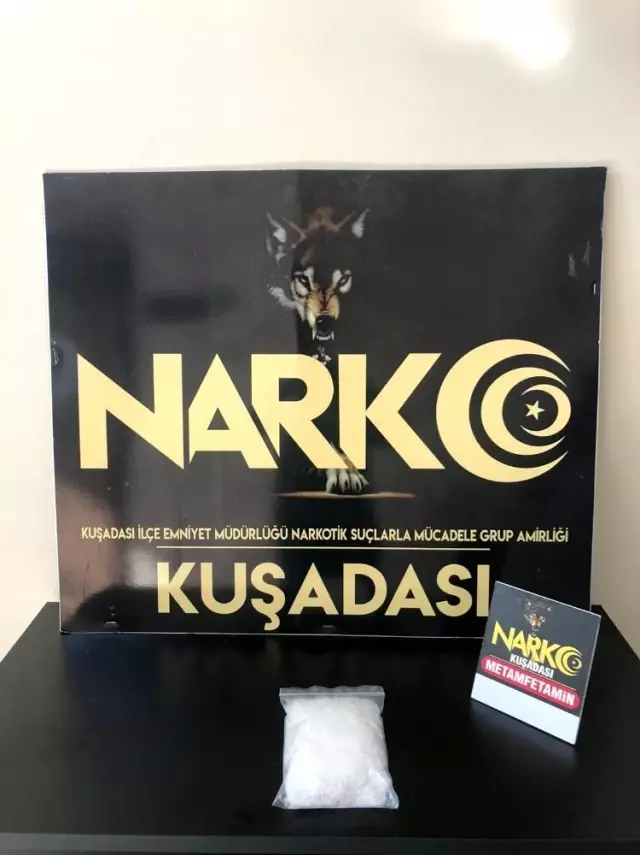 Gösterge paneline saklanan uyuşturucuyu narkotik köpeği Artur buldu Gösterge paneline saklanan uyuşturucuyu narkotik köpeği Artur buldu