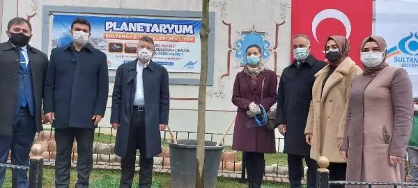 Hayatını kaybeden sağlık çalışanlarının isimleri 21 parkta yaşatılıyor Hayatını kaybeden sağlık çalışanlarının isimleri 21 parkta yaşatılıyor