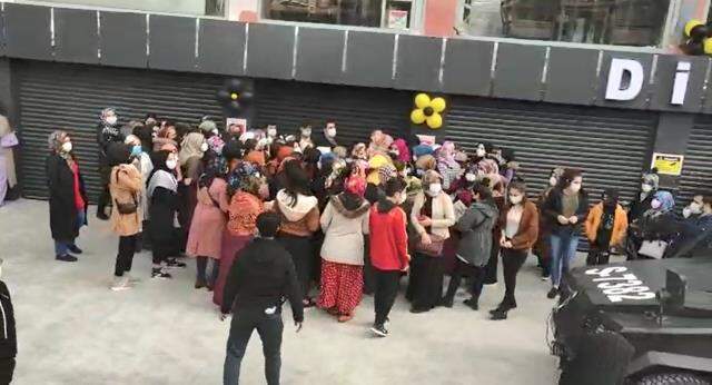 İndirimli ürün almak için koronavirüs tedbirlerini hiçe saydılar